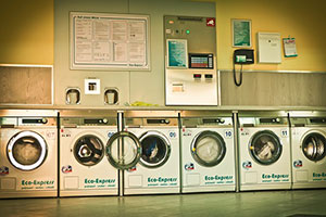 Elektrogeräte wie Waschmaschinen müssen in Hotels und Ferienwohnungen in Deutschland sicherheitszertifiziert sein.